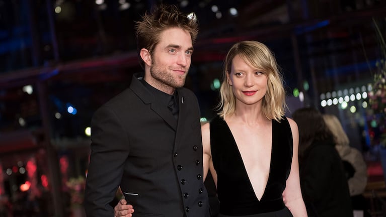 Robert Pattinson y Mia Wasikowska apoyan en la Berlinale al #MeToo. (Foto: AFP)