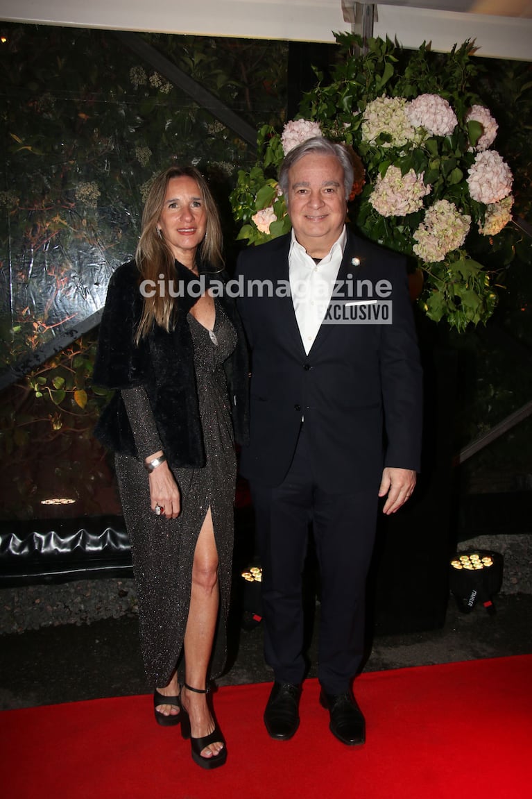 Roberto Antier y su pareja en la boda de Andrea Ghidone y Pablo Otero. (Foto: Movilpress)
