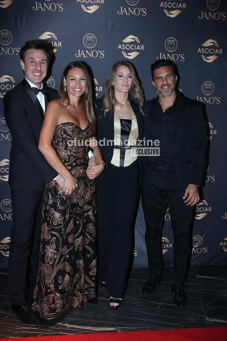 Roberto García Moritán, Pampita, Mica Viciconte y Fabián Cubero en la gala de Asociar (Foto: Movilpress).