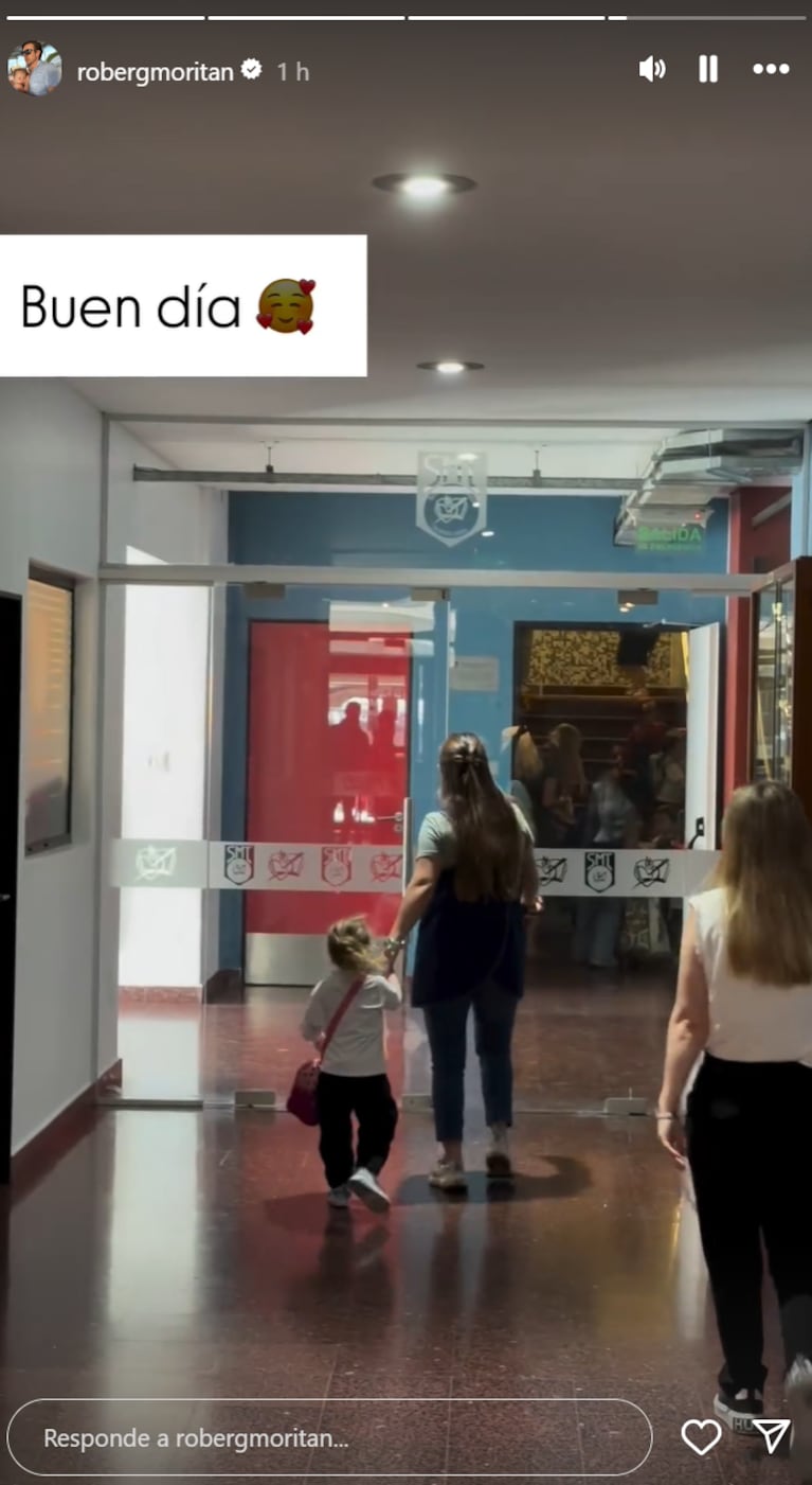 Roberto llevó a Ana al colegio.