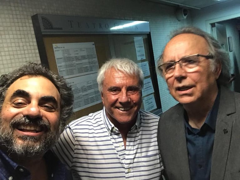 Roberto Moldavsky con Fernando Bravo y Joan Manuel Serrat en los estudios de radio Continental, en febrero de 2018. (Foto: Facebook, Roberto Moldavsky)