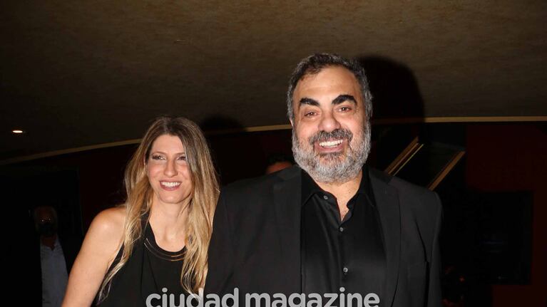 Roberto Moldavsky y Micaela, su pareja, en la presentación de Ex Casados. (Foto: Movilpress)