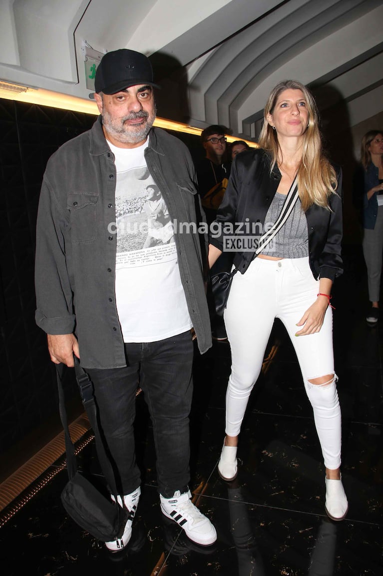 Roberto Moldavsky y su pareja en el estreno de prensa de En Otras Palabras (Foto: Movilpress).