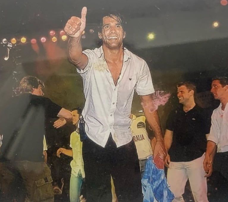 Roberto Parra celebró ser el ganador de Gran Hermano 2001 segunda edición.