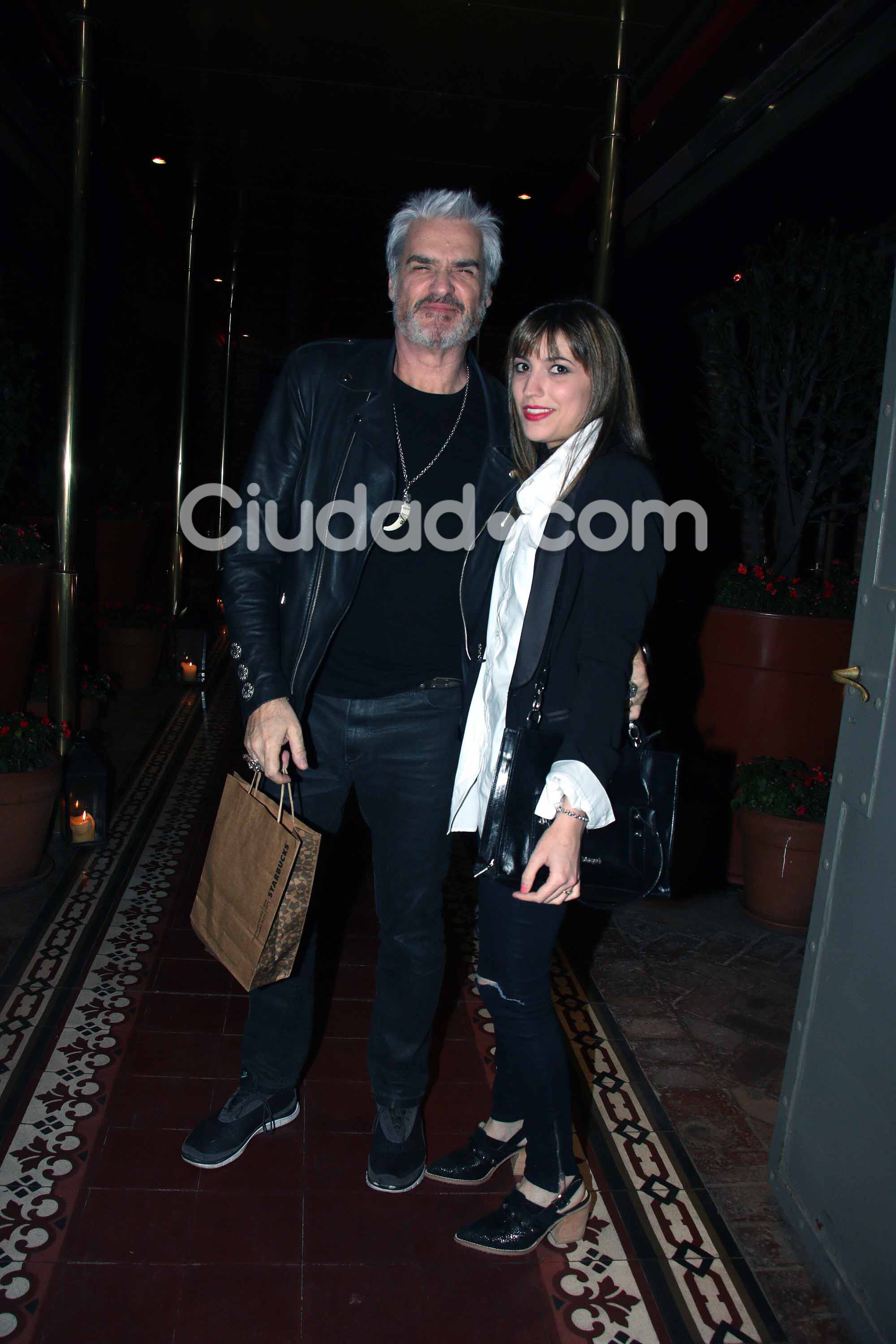 Roberto Pettinato con su novia en el festejo de Charly. Foto: Movilpress.