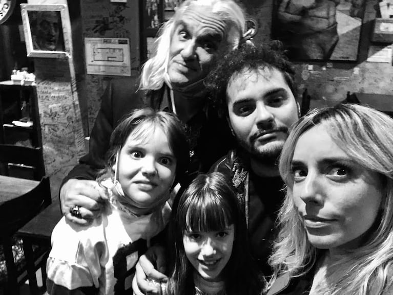 Roberto Pettinato con sus hijos Tamara, Homero, Lorenzo y Esperanza. (Foto: @rpettinato)