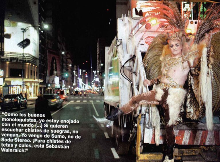 Roberto Pettinato, una singular "vedette" suelta en la calle Corrientes (Foto: revista Gente).