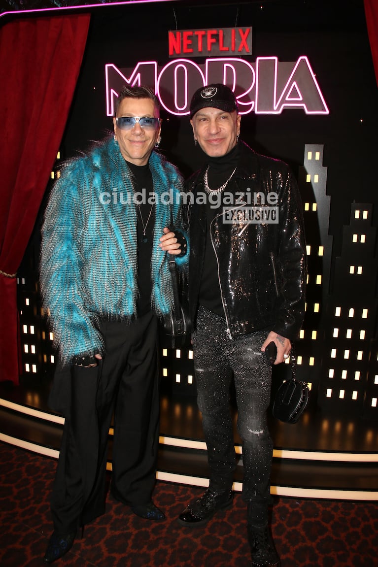 Roberto Piazza y su marido, Walter Vázquez en el estreno de la serie de Moria Casán (Foto: Movilpress).