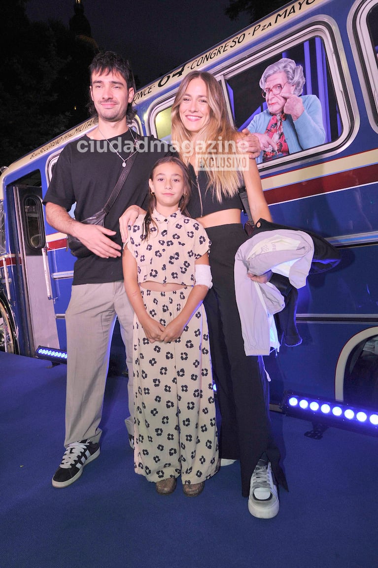 Rochi Igarzábal con su hija Lupe y su pareja Mitlon Cámara en el estreno de Papá por Siempre (Foto: Movilpress).