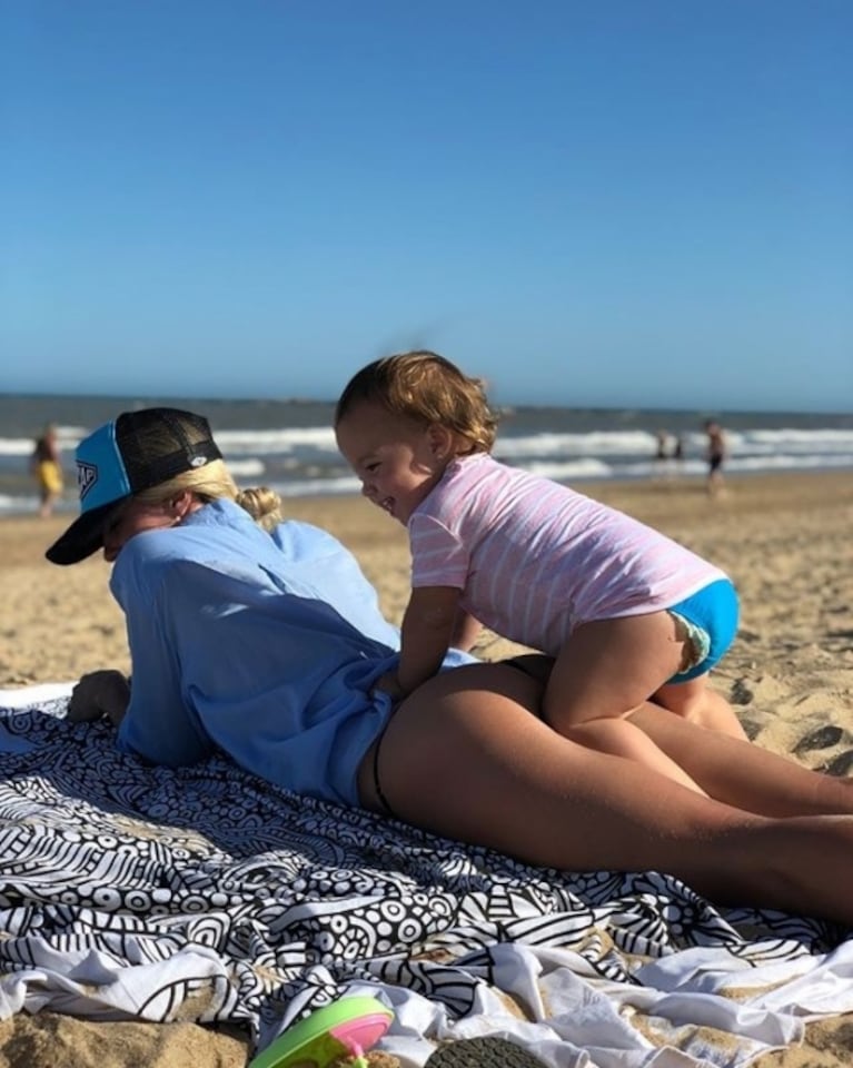 Rocío Guirao Díaz, una mamá muy sexy que se divierte con su hija en la playa: "Así todo el día con mi abrojito encima" 