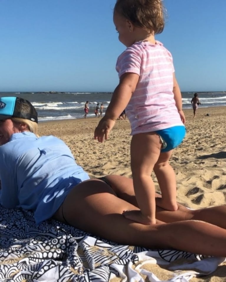 Rocío Guirao Díaz, una mamá muy sexy que se divierte con su hija en la playa: "Así todo el día con mi abrojito encima" 