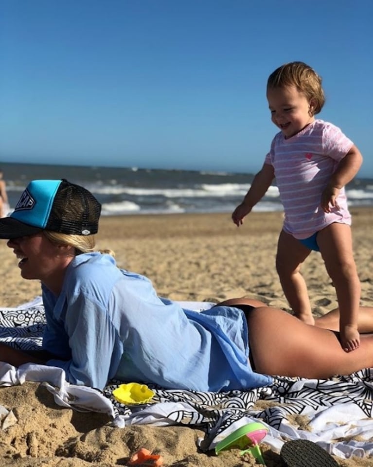 Rocío Guirao Díaz, una mamá muy sexy que se divierte con su hija en la playa: "Así todo el día con mi abrojito encima" 