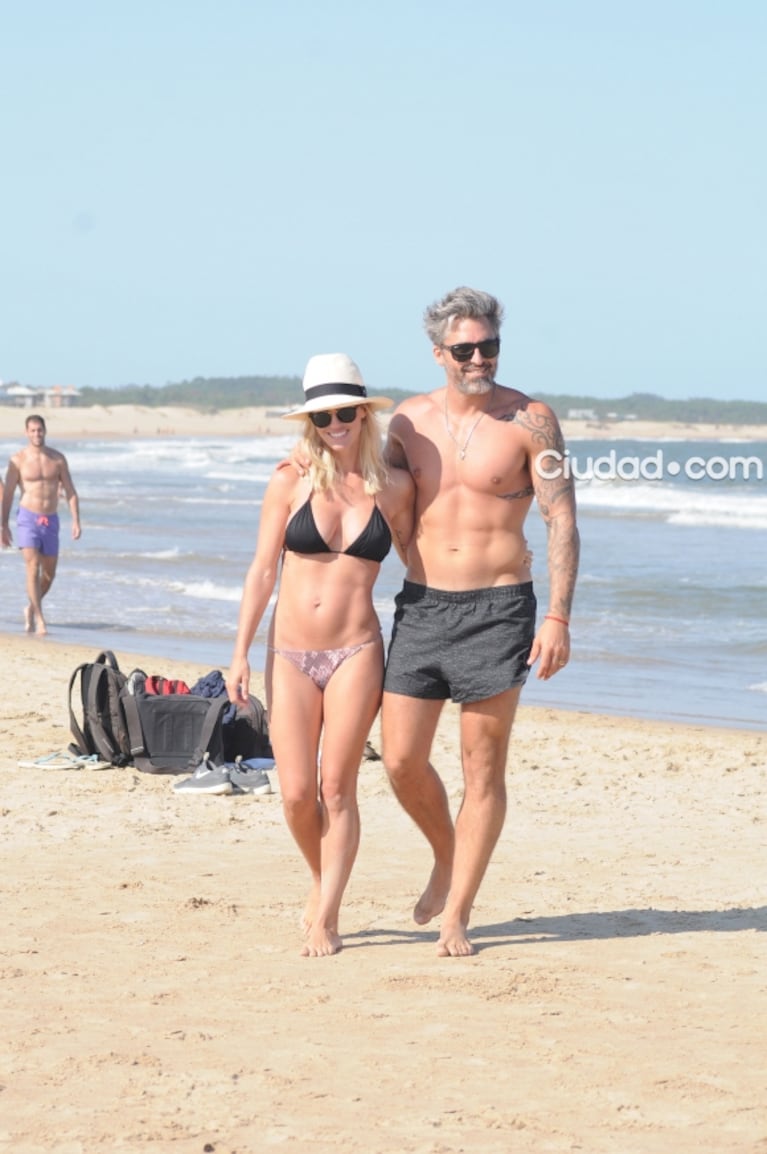 Rocío Guirao Díaz y Nicolás Paladini, de vacaciones con sus hijos en Punta del Este: lomazos y juegos en el mar 