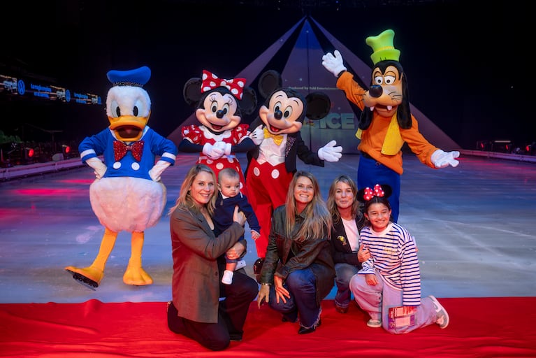 Rocío Marengo con su familia en el estreno de Disney On Ice (Foto: Prensa).