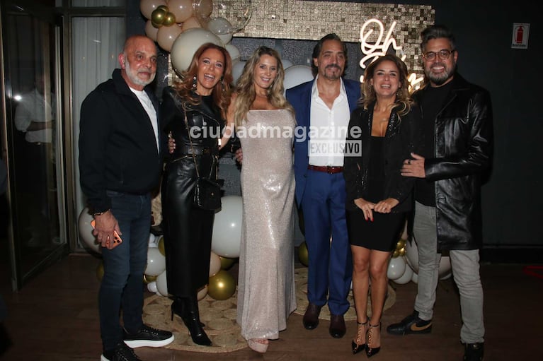 Rocío Marengo y Eduardo Fort y sus invitados (Foto: Movilpress)