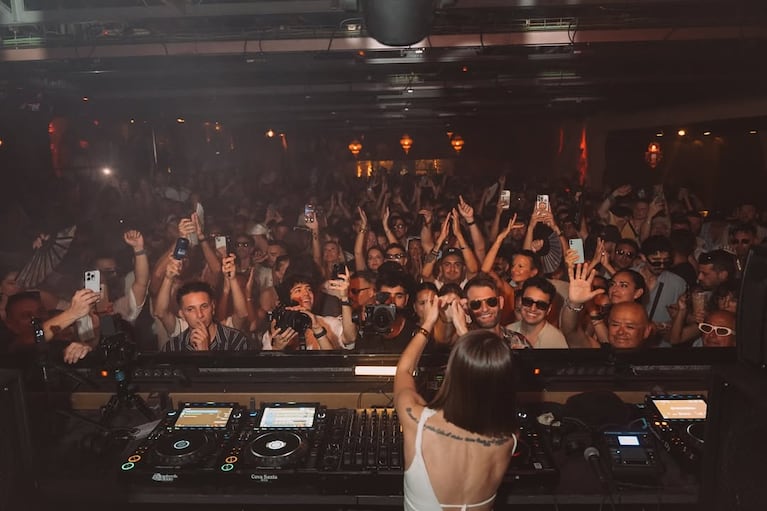 Rocío Portillo en Ibiza con Hernán Cattaneo y Nick Warren. Foto: Instagram @rocioportillof