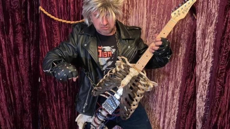 Rockero convierte el esqueleto de su tío fallecido en una guitarra