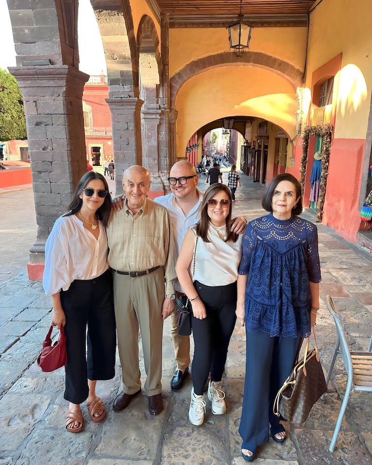 Rodolfo Vera Calderón con sus padres y sus hermanas.