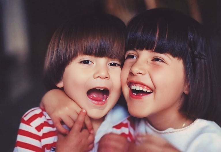 Rodolfo Vera Calderón, de chiquito, con Ariadna, una de sus hermanas.