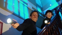 Rodrigo de la Serna es un detective y Rodrigo Noya su brillante hermano menor.