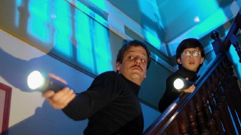 Rodrigo de la Serna es un detective y Rodrigo Noya su brillante hermano menor.