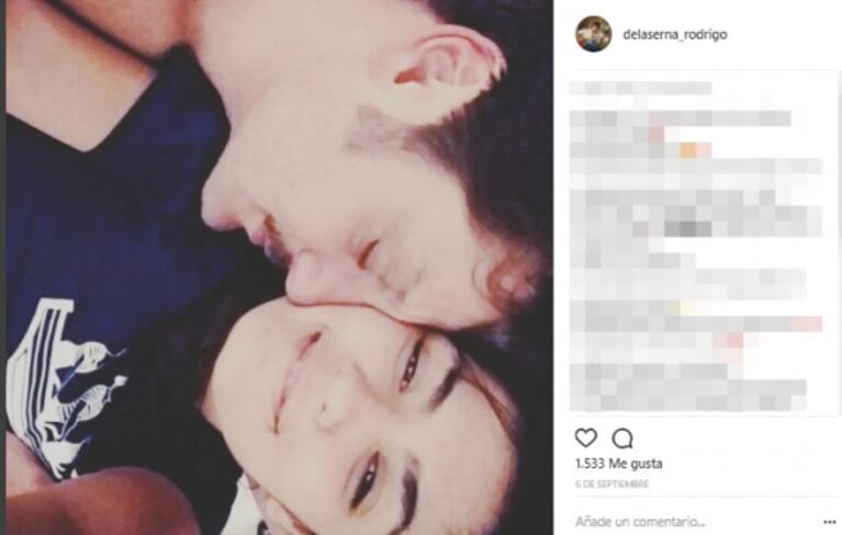 Rodrigo de la Serna y su joven novia, de vacaciones en Barcelona: mimos playeros y mensaje de amor