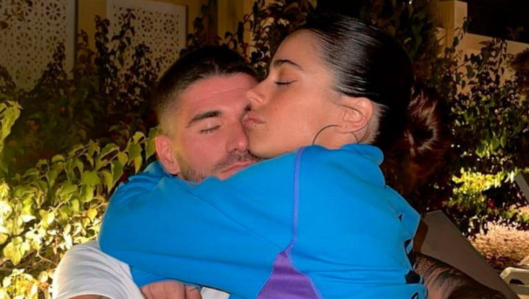 Rodrigo de Paul compartió una apasionada foto besándose con Tini Stoessel.