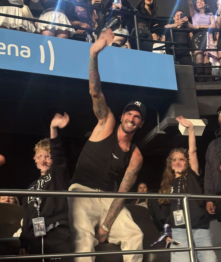 Rodrigo de Paul con sus hijos en el concierto de Tini Stoessel en Colombia (Foto: captura de X/@Tinixjime24).