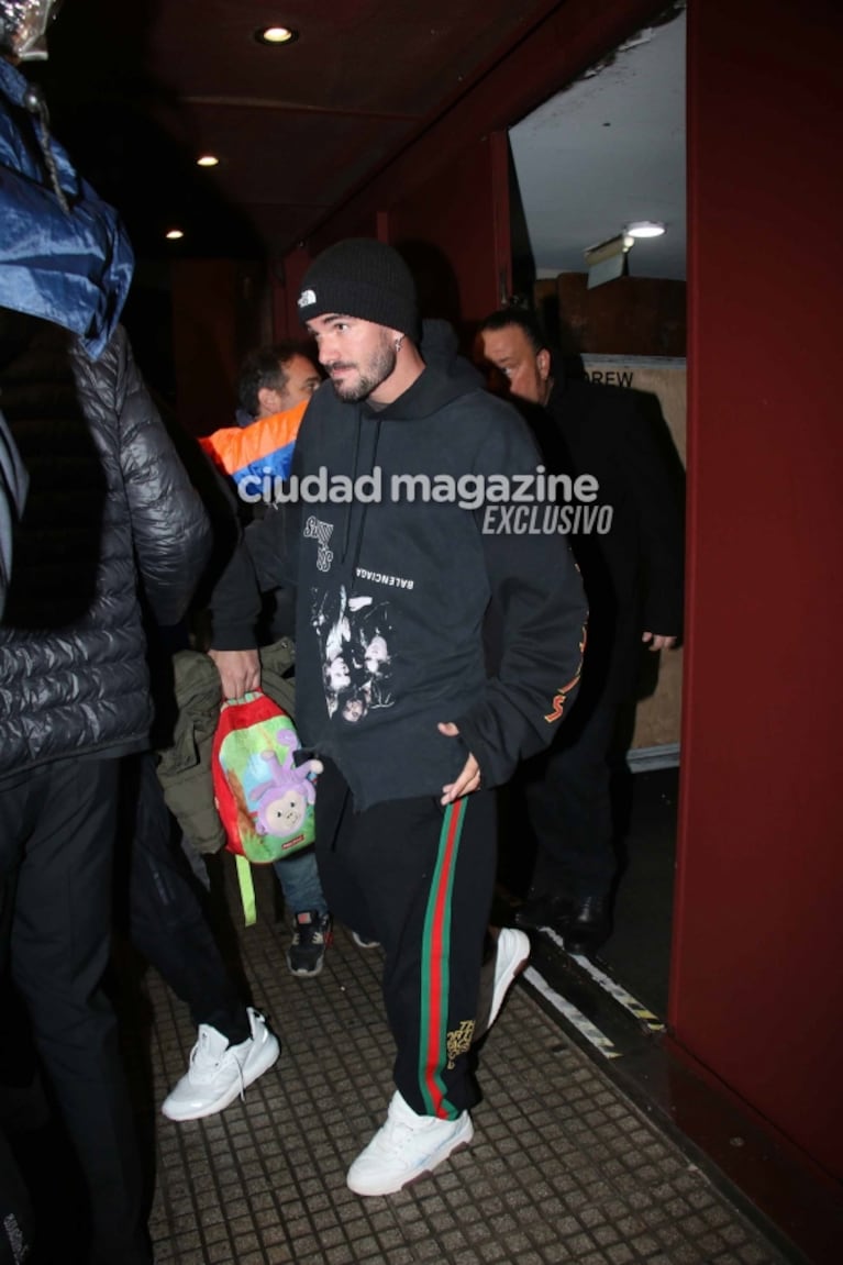 Rodrigo de Paul disfrutó de un show infantil junto a sus hijos: las fotos de la salida familiar y la buena onda con los fans