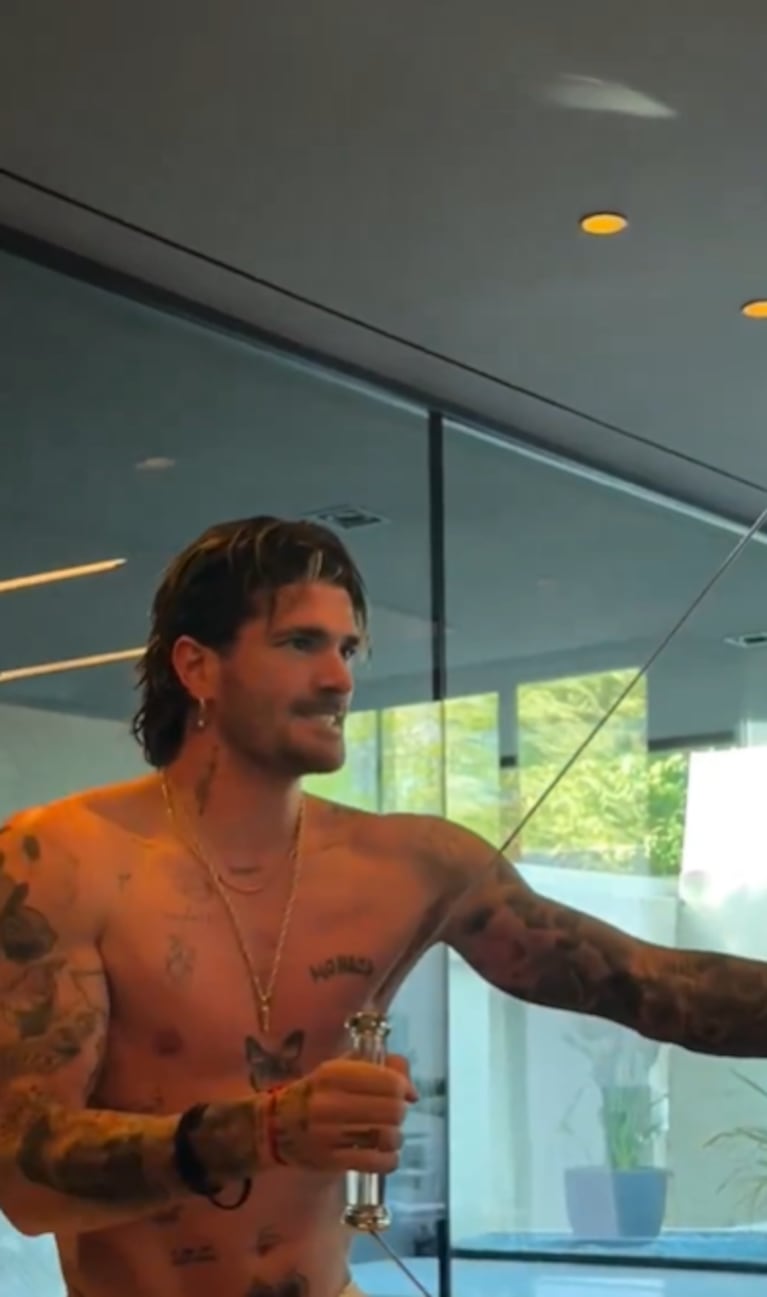 Rodrigo de Paul entrenó sin remera. Foto: X | dataracingok