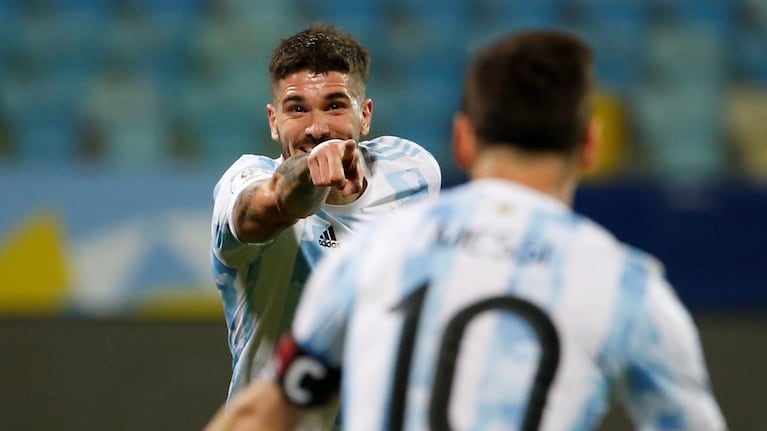 Rodrigo de Paul festeja con Messi.