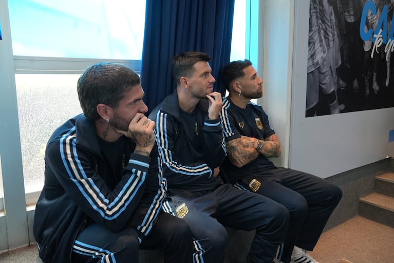 Rodrigo de Paul, Giovani Lo Celso, Nicolás Otamendi acompañaron a Lionel Messi en la distinción que le hizo la UBA (Foto: RS Fotos).