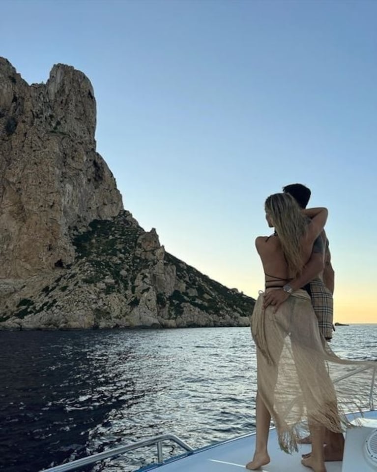 Rodrigo de Paul y Tini Stoessel compartieron postales románticas desde Ibiza, donde también está Camila Homs