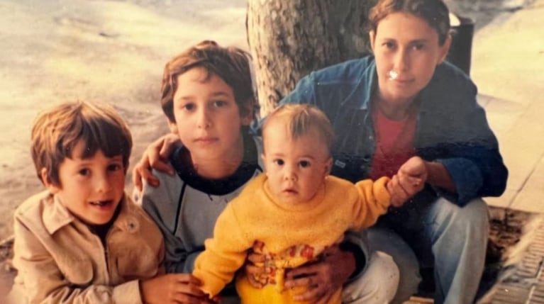 Rodrigo Lussich junto a sus hermanos y su madre