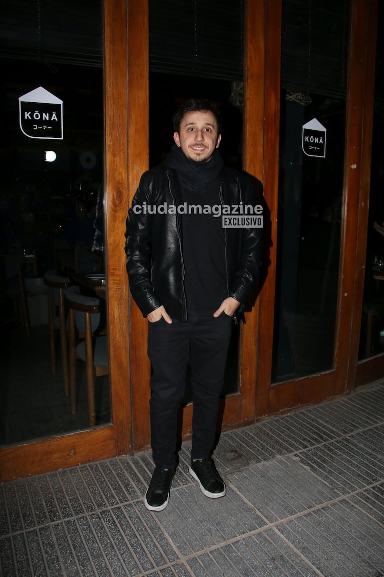 Rodrigo Noya en el festejo del fin del rodaje de la comedia de Adrián Suar y Guillermo Francella, Un funeral y medio (Foto: Movilpress).