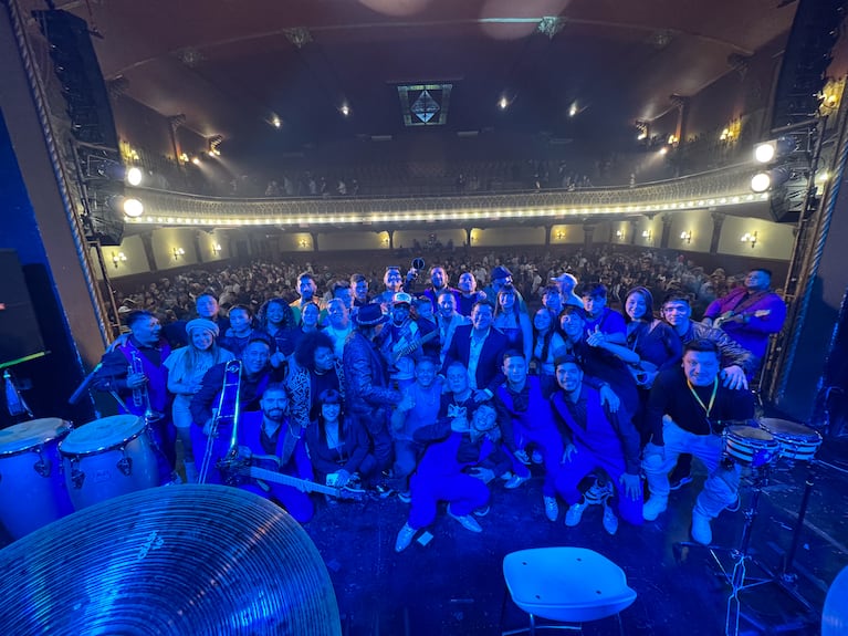 Rodrigo Tapari y sus invitados en el Teatro Colonial. Foto: gentileza Excelencia Música.