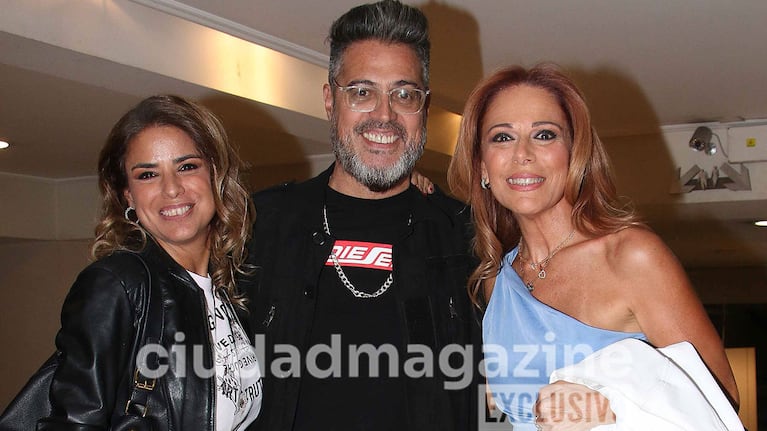 Rolando Barbano, Marina e Iliana Calabró en el teatro (Foto: Movilpress).
