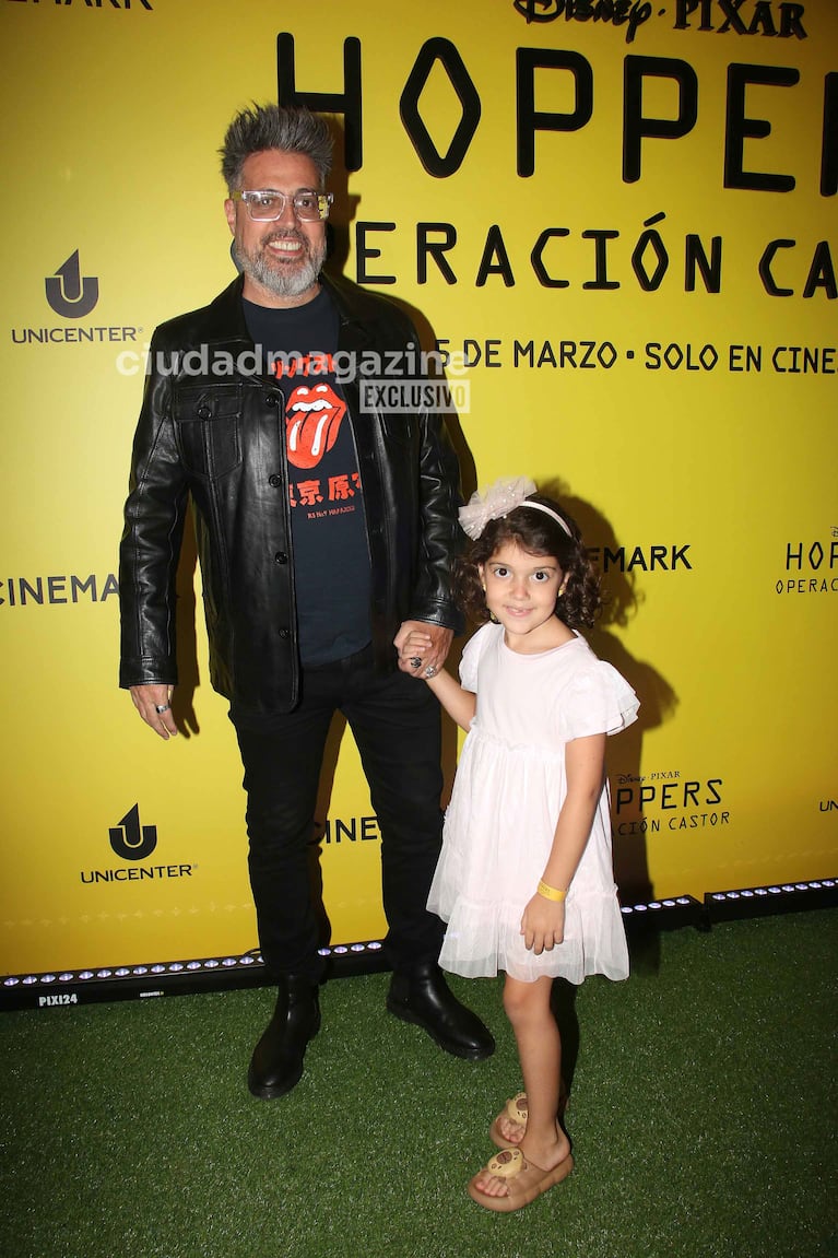Rolando Barbano y su hija en el estreno de Hoppers, operación castor (Foto: Movilpress).