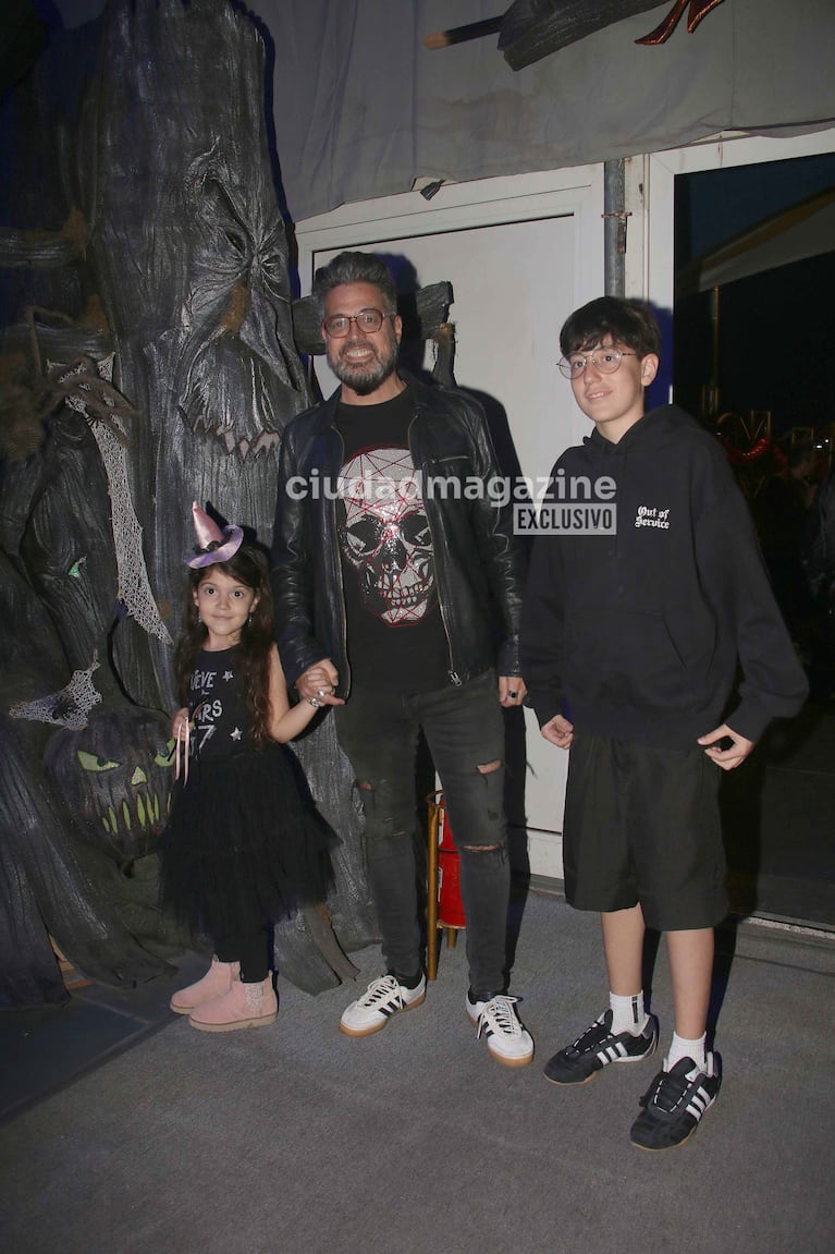 Rolando Barbano y sus hijos  en la presentación de Mundo Halloween de Flavio Mendoza (Foto: Movilpress).