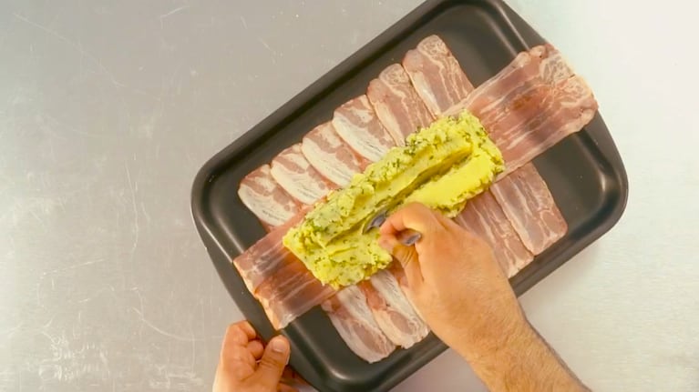 Roll de papa. queso y panceta se hace en pocos y simples pasos. Foto: Cucinare TV