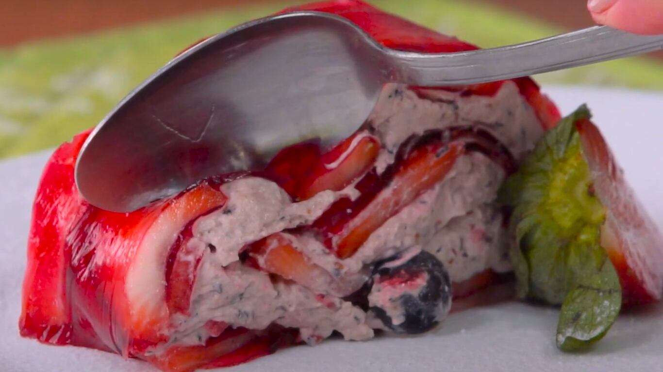 Rollo de frutillas con crema de arándanos