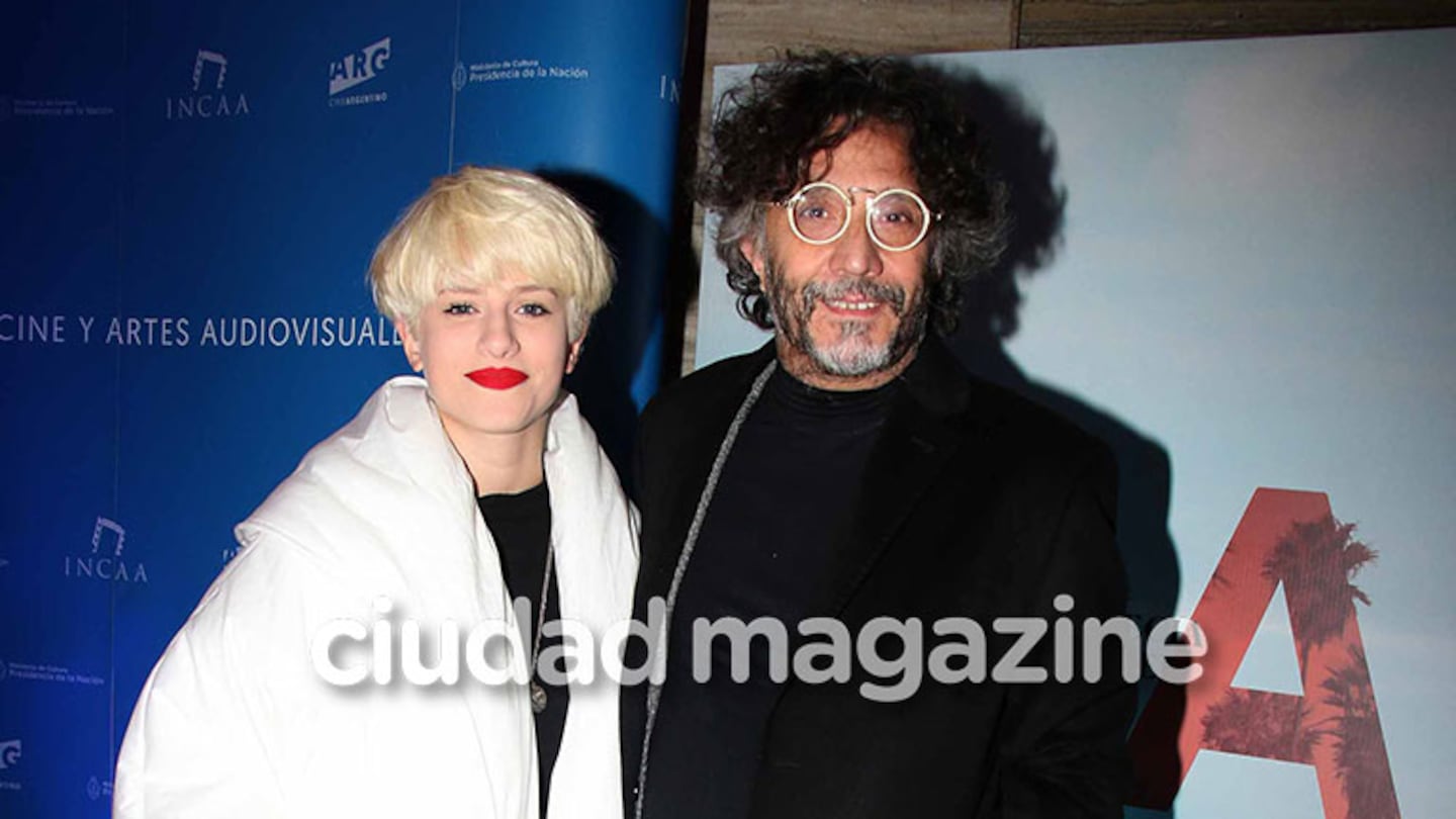 ¡Romance Ying Yang! Fito Páez y su joven novia, looks contrapuestos en la noche porteña. (Foto: Movilpress)