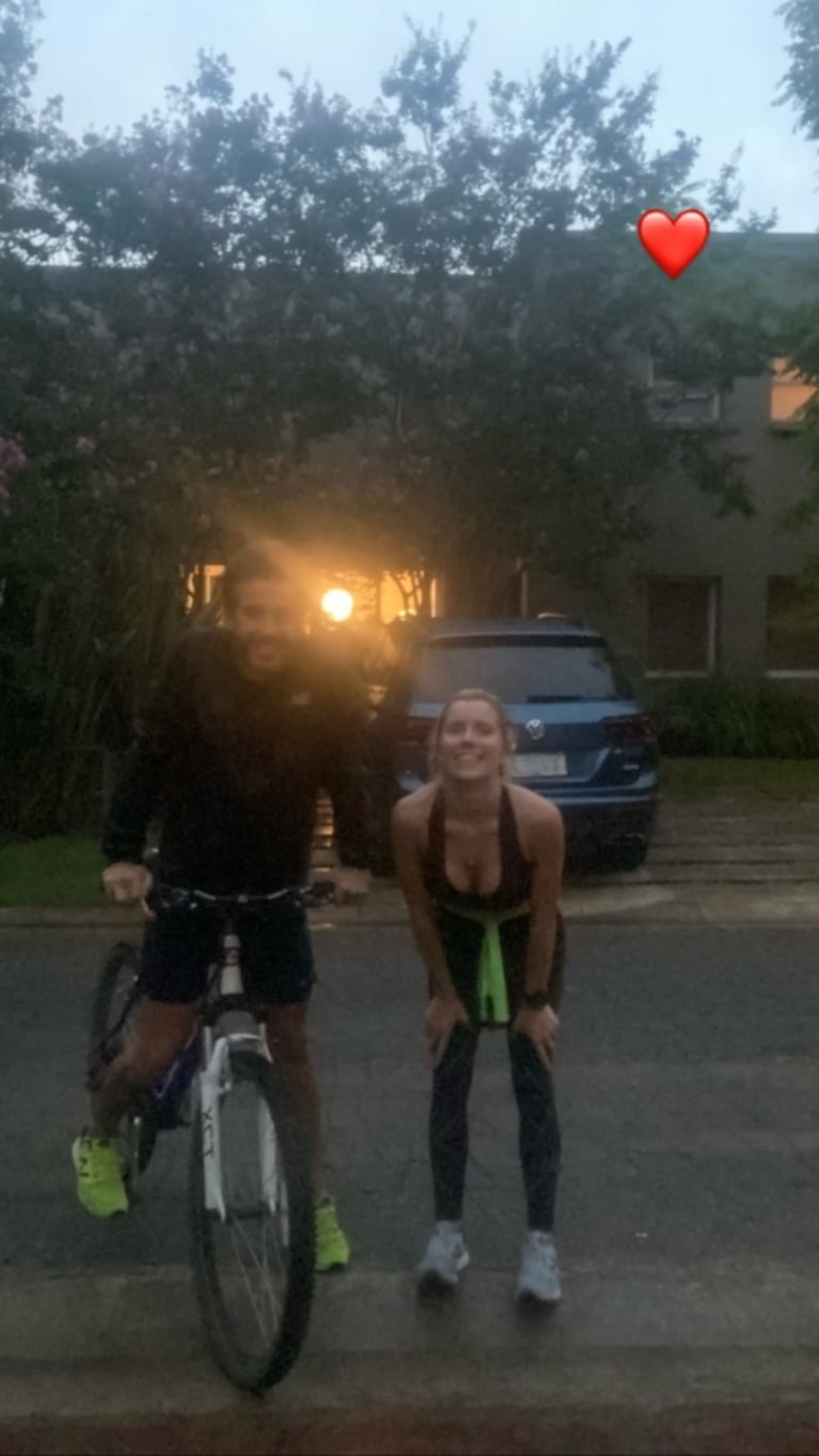 Romántica postal de Laurita Fernández entrenando con Cabré bajo la lluvia: "Él primero corre rápido y después acompaña en bici a la abuela"