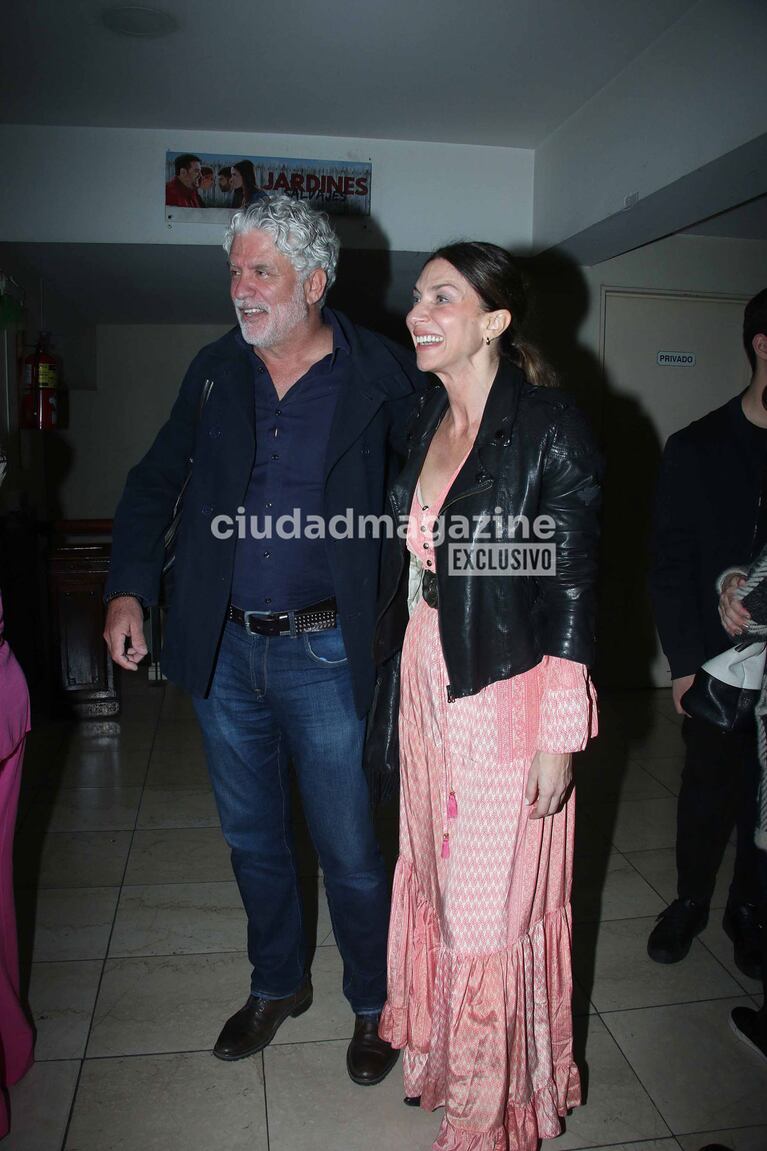 Romina Gaetani y su novio, Luis Cavanagh, en el estreno de la obra Mamá (Foto: Movilpress).