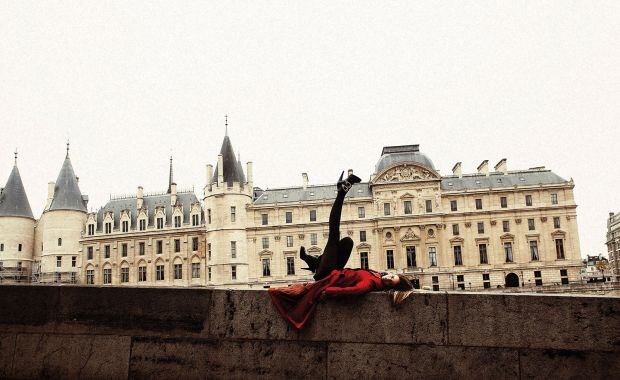 Romina Richi, en topless en medio en plena calle de París. (Fotos: revista Dmag)