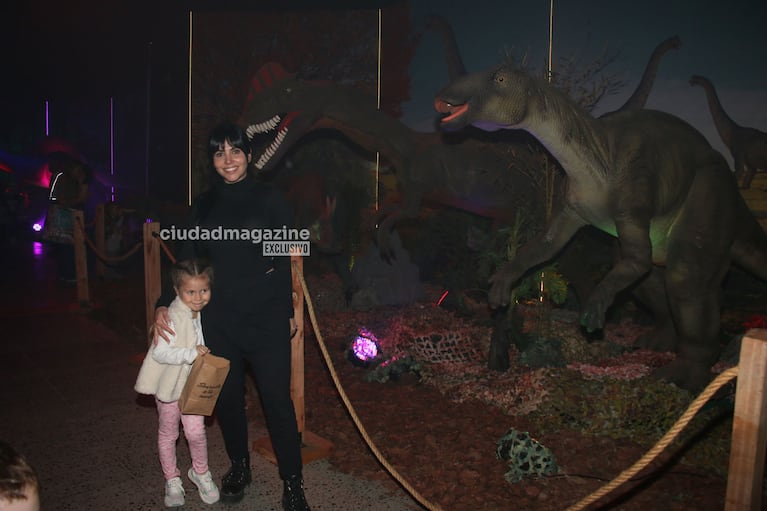 Romina Urgih y su hija en el estreno de Dinosaurios (Fotos: Movilpress).