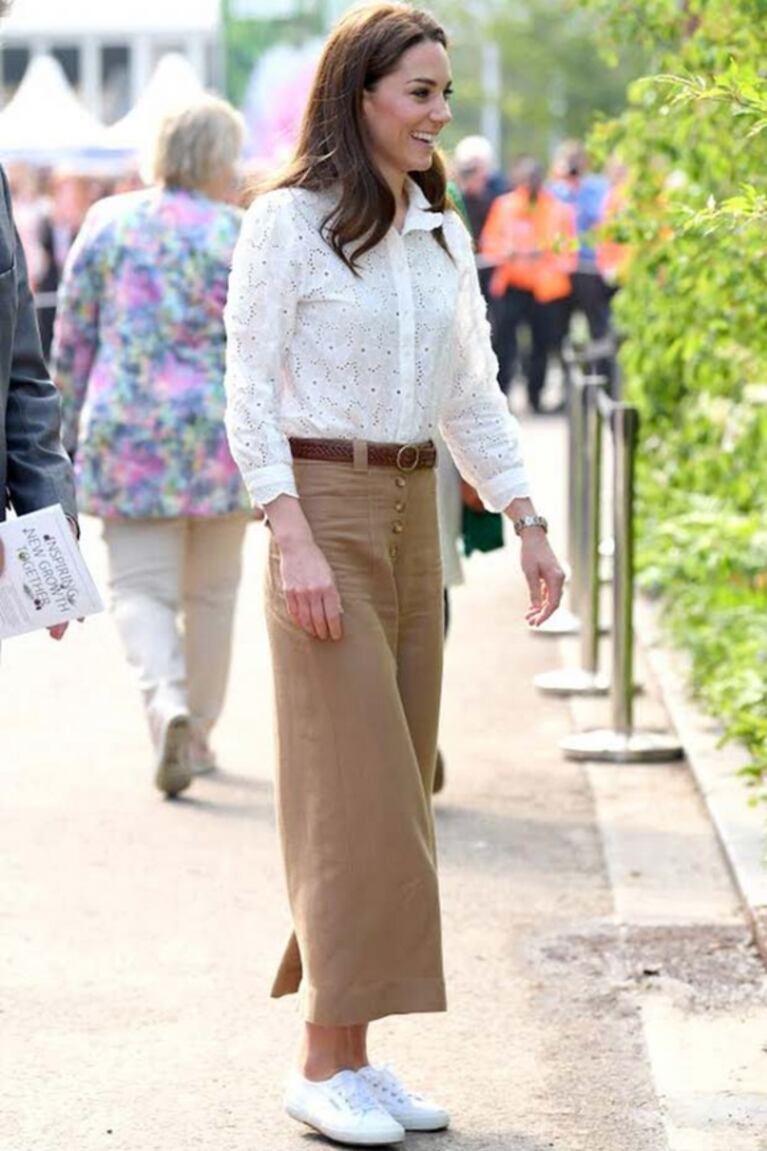 ¡Rompió el protocolo! Kate Middleton sorprendió con su look más relajado