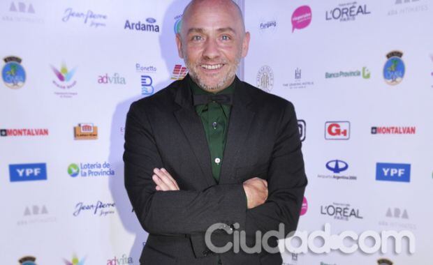 Ronnie Arias y un toque original con su camisa verde. (Foto: Jennifer Rubio)
