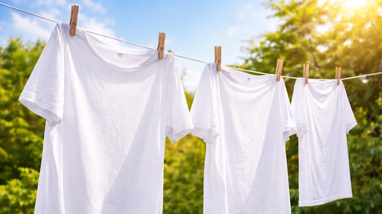 Ropa blanca queda perfecta luego de aplicarle aspirina disuelta en agua. Foto: Freepik