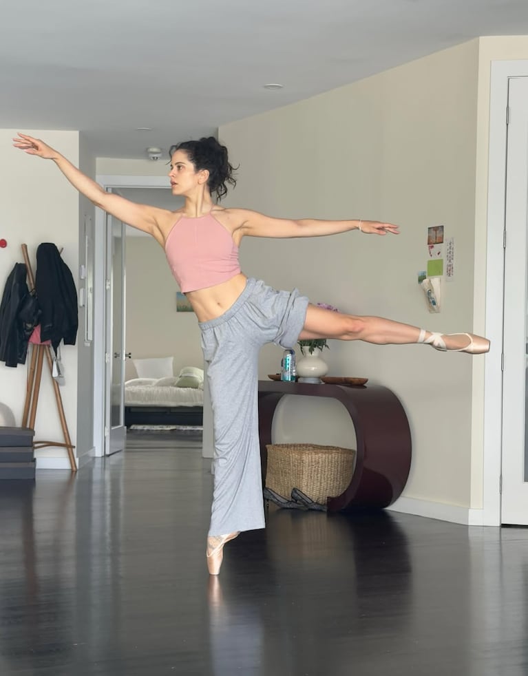 Rosalía bailando ballet. Crédito: Instagram/@rosalia.vt